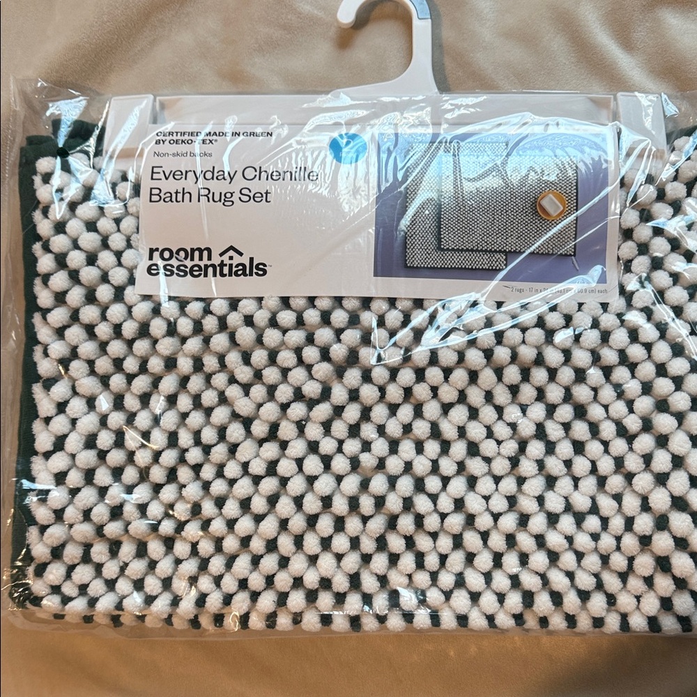 Room Essentials Chenille Bath Rug Set in Green and White